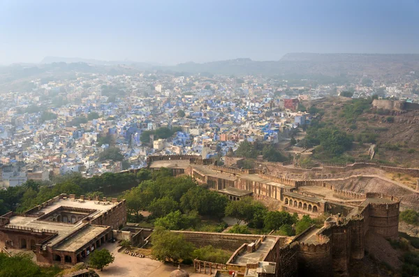 Ciudad de Jodhpur en Rajastán, India. Vista desde el Fuerte Mehrangarh . — Foto de Stock