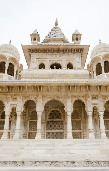 Jaswollthada. reich geschnitzte Grab aus weißem Marmor von Jodhpur — Stockfoto