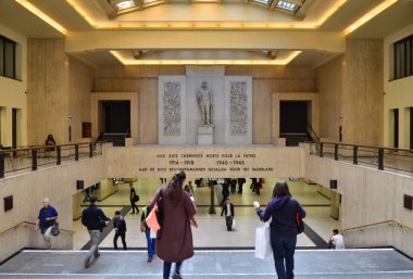 Brussels, Belçika - 12 Mayıs 2015: Seyahat ana lobide Brüksel Merkez Tren İstasyonu
