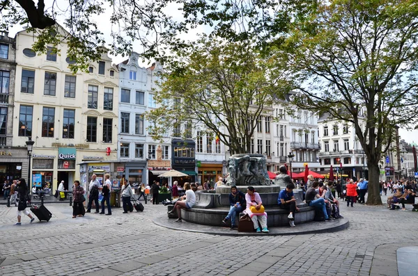 Brussels, Belgium - May 12, 2015: People at Place d'Espagne in Brussels, Belgium. — Stock Photo, Image