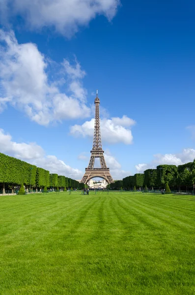 Torre Eiffel com jardim em Paris — Fotografia de Stock