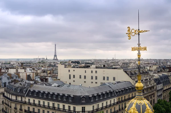 Tetti di Parigi con Torre Eiffel — Foto Stock