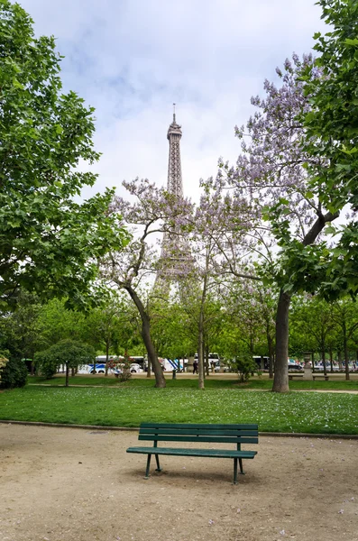 Eiffeltoren in het Champ de Mars Park — Stockfoto