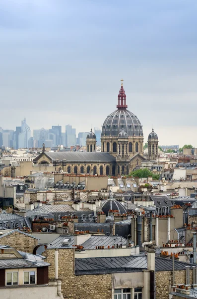 Chiesa di Saint-Augustin con La Difesa sullo sfondo, Parigi — Foto Stock