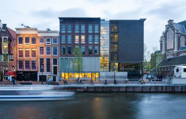 Amsterdam, Hollanda - 7 Mayıs 2015: Turist ziyaret Amsterdam Anne Frank Evi ve Holokost Müzesi