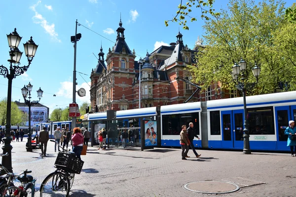 Amsterdam, Nederland - 6 mei 2015: Mensen rond Stadsschouwburg gebouw op Leidseplein in Amsterdam — Stockfoto