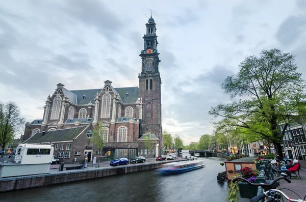 Ámsterdam, Países Bajos - 7 de mayo de 2015: Personas en Westerkerk en Ámsterdam — Foto de Stock