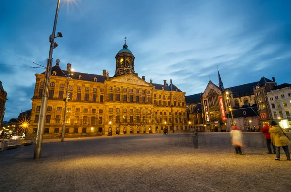 Amsterdam, Paesi Bassi - 7 maggio 2015: Visita turistica di Piazza Dam con vista sul Palazzo Reale e sulla Nieuwe Kerk ad Amsterdam — Foto Stock