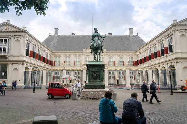 Den Haag, Nizozemsko - 8 května 2015: Lidé navštívit palác Noordeinde, Haag — Stock fotografie