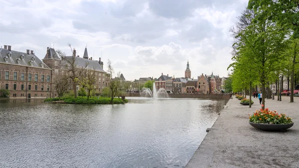 L'Aia, Paesi Bassi - 8 maggio 2015: La gente visita il famoso complesso edilizio del Parlamento Binnenhof — Foto Stock