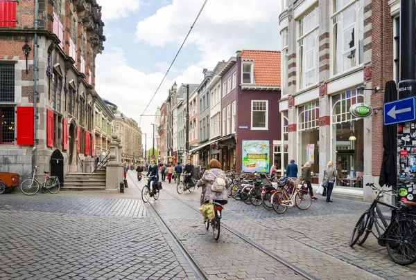 Haia, Holanda - 8 de maio de 2015: Pessoas que fazem compras na rua comercial venestraat em Haia — Fotografia de Stock