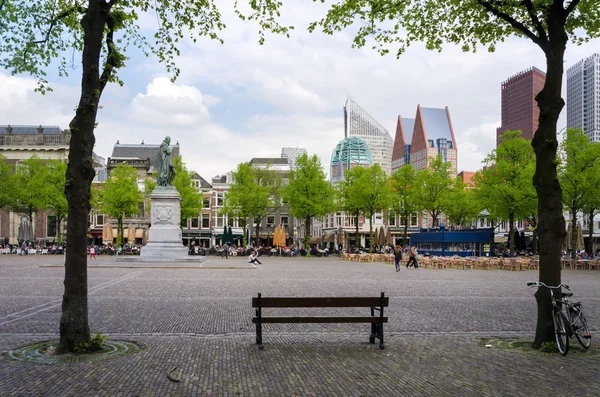 Den Haag, Niederlande - 8. Mai 2015: Menschen bei het plein im Zentrum von Den Haag — Stockfoto