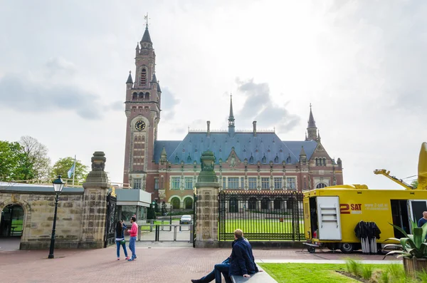 The Hague, Netherlands - May 8, 2015: Reporters at The Peace Palace in The Hague — Stock Photo, Image