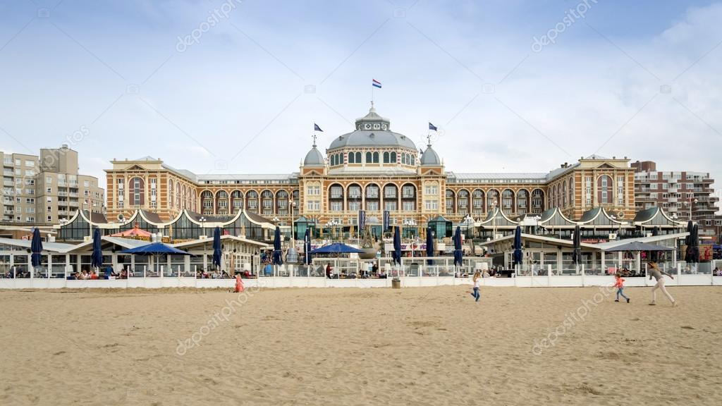 La Haya, Países Bajos - 8 de mayo de 2015: Turistas en Kurhaus de