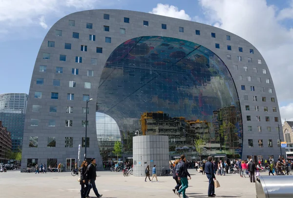 Rotterdam, Países Bajos - 9 de mayo de 2015: La gente visita Markthal en Rotterdam — Foto de Stock