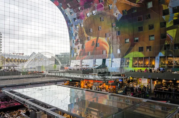 Rotterdam, Países Bajos - 9 de mayo de 2015: La gente de compras en Markthal en Rotterdam — Foto de Stock