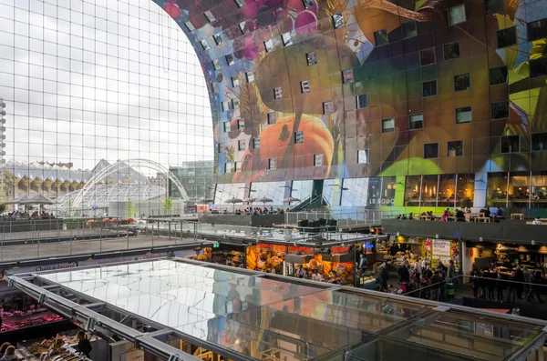 Роттердам, Нидерланды - 9 мая 2015 года: Люди за покупками в Markthal в Роттердаме — стоковое фото