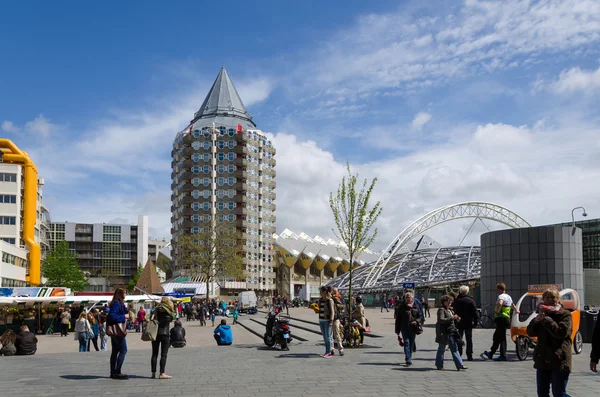 Rotterdam, Holandia - 9 maja 2015: Ludzie wokół wieży ołówek w Rotterdamie — Zdjęcie stockowe