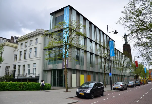 Rotterdam, Países Bajos - 9 de mayo de 2015: La gente visita el Museo Boijmans Van Beuningen en Rotterdam — Foto de Stock