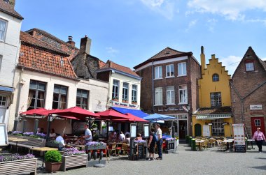 Bruges, Belçika - 11 Mayıs 2015: Bruge açık kafe, turist