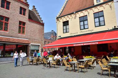 Bruges, Belçika - 11 Mayıs 2015: Bruge açık kafe, turist