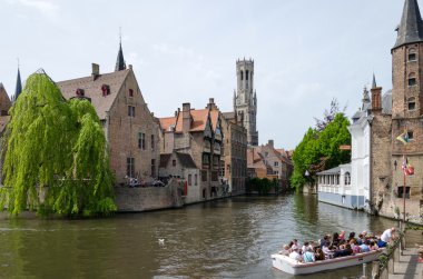 Bruges, Belçika - 11 Mayıs 2015: Turist ziyaret Rozenhoedkaai Bruges, Belçika.