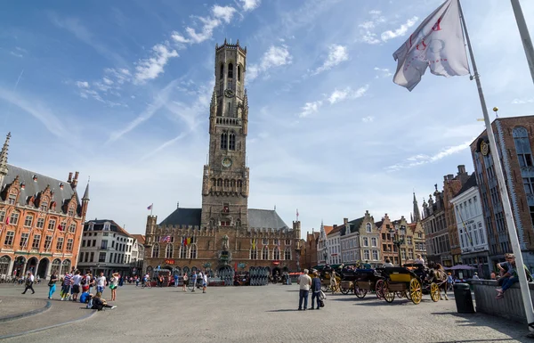 Bruges, Bélgica - 11 de maio de 2015: Turista na Praça Grote Markt em Bruges, Bélgica . — Fotografia de Stock