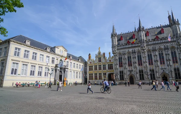 Bruges, Bélgica - 11 de maio de 2015: Turista na praça Burg com prefeitura em Bruges, Bélgica — Fotografia de Stock