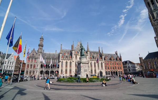 Bruges, Bélgica - 11 de maio de 2015: Turista na Praça Grote Markt em Bruges, Bélgica . — Fotografia de Stock