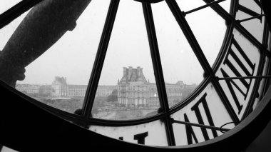 D'Orsay Müzesi Romen rakamları ile büyük saatler