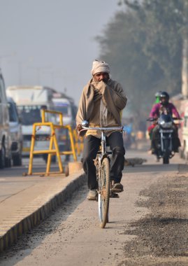 Jaipur, Hindistan - 30 Aralık 2014: Jaipur bir bisiklet sürme Hint insanlar
