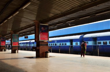 Jaipur, Hindistan - 3 Ocak 2015: Yolcu Jaipur tren istasyonunda platformlarda