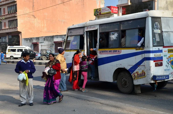 Jaipur, India - December 30, 2014: Indian people taking a bus in Jaipur — Stock Photo, Image