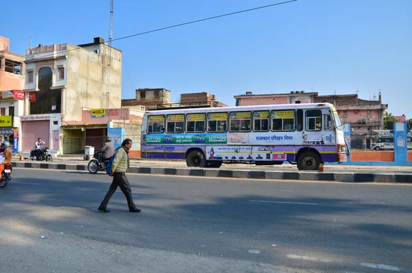 Jaipur, India - December 30, 2014: Indian people on Street in Jaipur — Stock Photo, Image