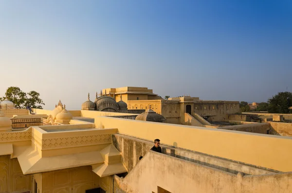 Jaipur, India - 30 Desember 2014: Wisatawan mengunjungi arsitektur tradisional, Benteng Nahargarh di Jaipur — Stok Foto