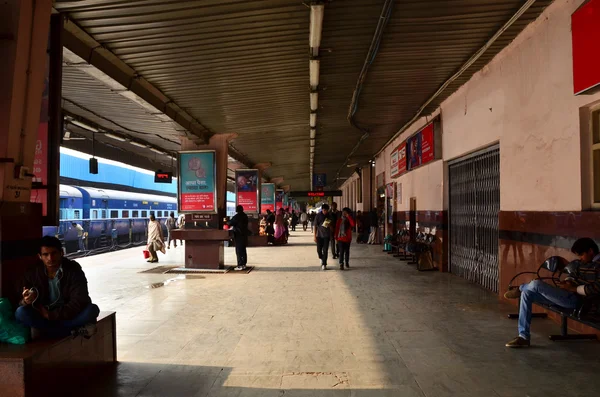 Jaipur, India - January 3, 2015: Crowd on platforms at the railway station of Jaipur — Stok fotoğraf