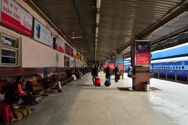 Jaipur, India - January 3, 2015: Crowd on platforms at the railway station of Jaipur — Stock fotografie