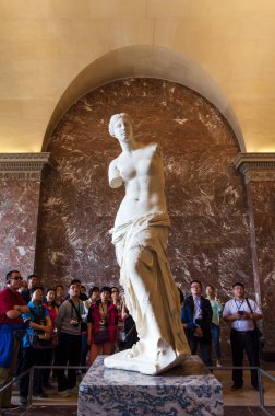Paris, Fransa - 13 Mayıs 2015: Venüs de Milo heykel Louvre Müzesi'nde turist ziyaret