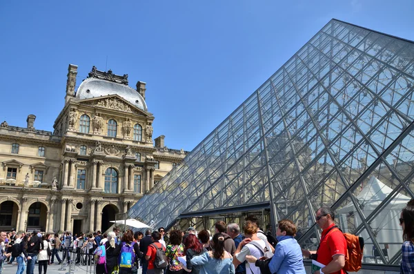 Parigi, Francia - 13 maggio 2015: Visita del Museo del Louvre a Parigi — Foto Stock