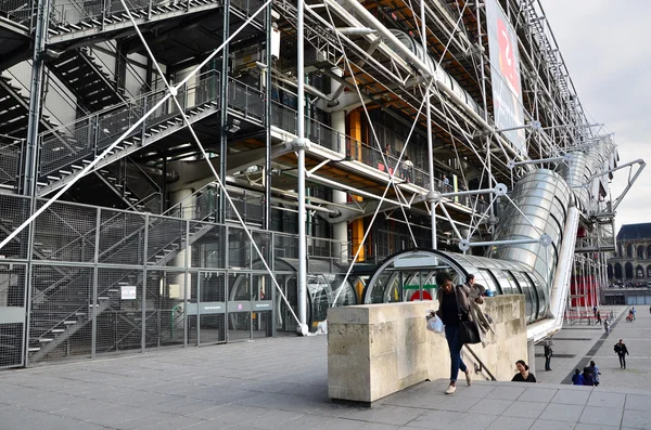 Париж, Франция - 14 мая 2015 г.: Люди посещают Центр Жоржа Помпиду в Париже — стоковое фото