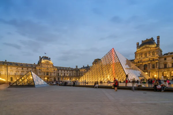 Parigi, Francia - 14 maggio 2015: I turisti visitano il Museo del Louvre a Parigi — Foto Stock