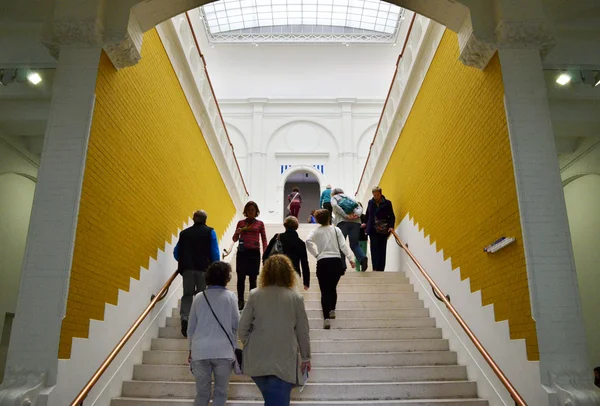 Ámsterdam, Países Bajos - 6 de mayo de 2015: La gente visita el Museo Stedelijk en Ámsterdam —  Fotos de Stock