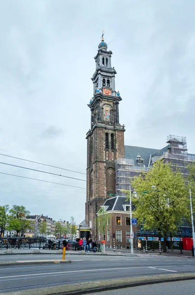 Amsterdam, Nizozemsko - 6 května 2015: Lidé u Westerkerk (západní kostel) v Amsterdamu — Stock fotografie