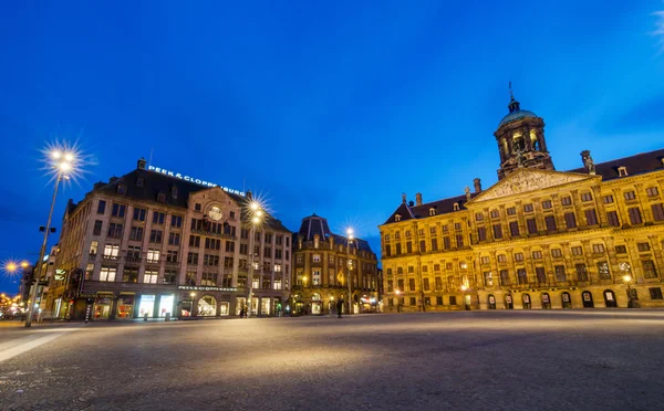 Amsterdam, Paesi Bassi - 7 maggio 2015: Visita turistica di Piazza Dam ad Amsterdam — Foto Stock