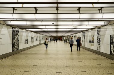 Brussels, Belçika - 12 Mayıs 2015: Brüksel Merkez Tren İstasyonu, fütüristik koridorda gezginler