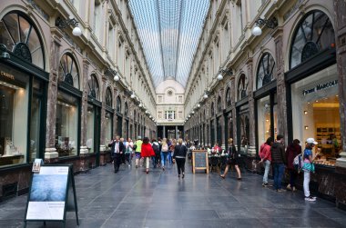 Brussels, Belçika - 12 Mayıs 2015: Galeries mısınız Saint-Hubert Brüksel'deki alışveriş turist