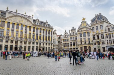 Brussels, Belçika - 13 Mayıs 2015: Brüksel'in ünlü Grand Place'den gelen birçok turist.