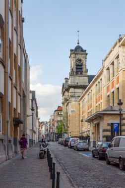 Brussels, Belçika - 13 Mayıs 2015: St. Jean Kilisesi et Aziz Etienne aux Minimes insanlar