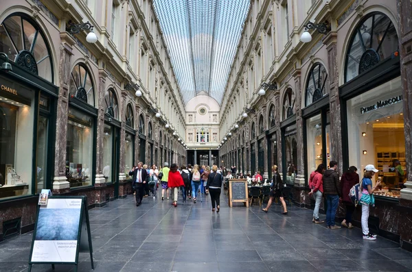 Bruxelas, Bélgica - 12 de maio de 2015: Compras de turistas nas Galeries Royales Saint-Hubert em Bruxelas — Fotografia de Stock