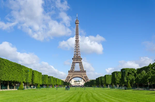 Eiffeltornet med blå himmel i Paris — Stockfoto